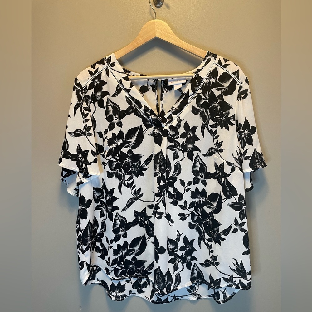 Liz Claiborne Black and White floral V Neck Flutter Sleeve Flowy Top